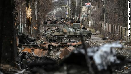 Cuerpos de soldados rusos se amontonan en Ucrania, mientras el Kremlin oculta el verdadero balance de la guerra