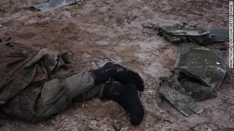 (Nota de los editores: la imagen contiene contenido gráfico) Vista del cuerpo de un soldado ruso tirado en la carretera el 5 de marzo de 2022 en Sídney, Ucrania. 