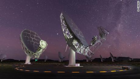 MeerKAT 전파 망원경 접시는 남아프리카 카루의 별이 빛나는 하늘 아래에서 볼 수 있습니다. 