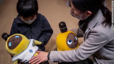 در ماه دسامبر، در یک کافه در کاوازاکی، ژاپن، مهمانان با ربات های Lovefoot تعامل دارند.  20، 2020.