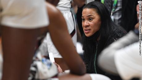 Dawn Staley : Investir dans le basketball féminin de North Philly à la Caroline du Sud