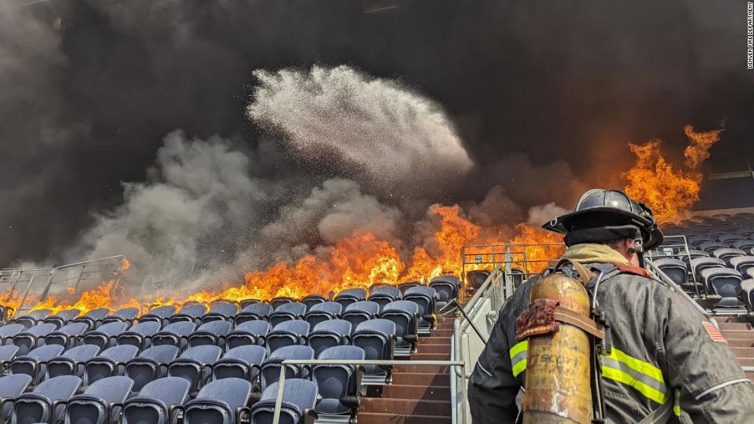 Broncos Stadium: Corpo de Bombeiros de Denver apaga um grande incêndio
