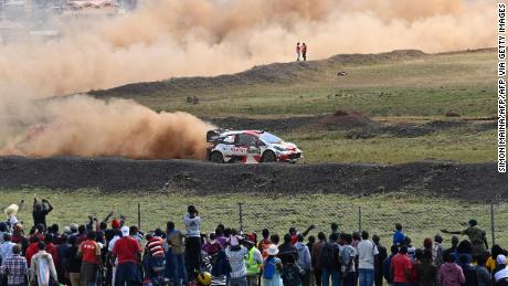 El piloto japonés Takamoto Katsuta y el copiloto británico Daniel Barritt en su carrera de Toyota Yaris a través de Kasarani, cerca de Nairobi, antes del Rally Safari Kenia el año pasado.  Con el evento, el Campeonato Mundial de Rally regresó al país después de 19 años de ausencia.