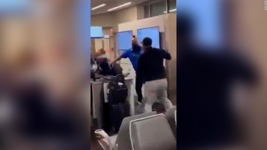 De politie zegt dat een man een medewerker van Southwest op de luchthaven van Atlanta slaat
