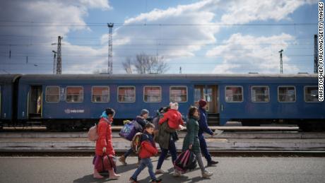 Πρόσφυγες που φεύγουν από την Ουκρανία φτάνουν στο Zahoni της Ουγγαρίας στις 10 Μαρτίου.  Εκατομμύρια Ουκρανοί έχουν εγκαταλείψει τα σπίτια τους από τη ρωσική εισβολή στα τέλη Φεβρουαρίου.