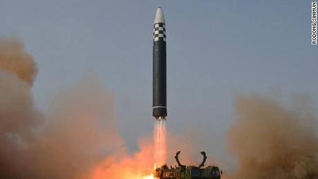 Uma imagem do lançamento do Hwasong-17 na quinta-feira, publicada na mídia estatal norte-coreana.