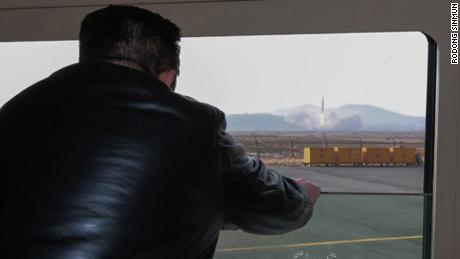 Kim Jong Un é mostrado assistindo a um lançamento de míssil, em uma foto divulgada pela mídia estatal.