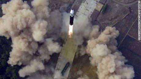 Esta imagen publicada por los medios estatales de Corea del Norte el 25 de marzo pretende mostrar el lanzamiento de un nuevo misil balístico intercontinental.  Corea del Sur y los expertos en misiles cuestionan su autenticidad.