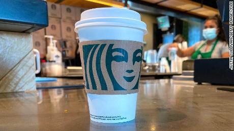 Starbucks&#39; new CEO lays out improvement plan 