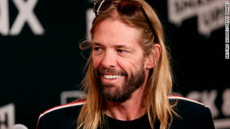 Il batterista dei Foo Fighters Taylor Hawkins è morto, dice la band