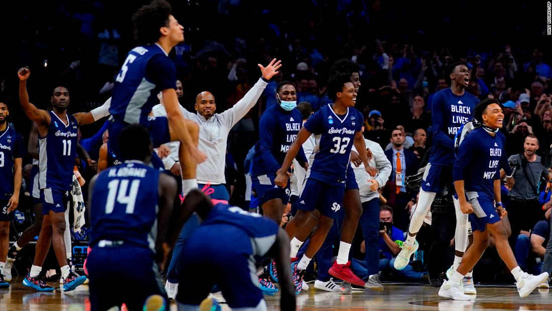 Saint Peter's becomes first No. 15 seed to reach Elite Eight in NCAA tournament history