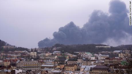 Fumaça subiu no ar em Lviv, no oeste da Ucrânia, no sábado.