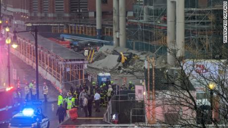 قتل عامل بناء عندما انهار موقع هدم في مرآب للسيارات في بوسطن.