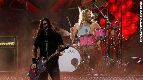 Dave Grohl e Taylor Hawkins do Foo Fighters se apresentam durante o terceiro dia do Lollapalooza Chile 2022 no Parque Bicentenario Cerrillos em Santiago.