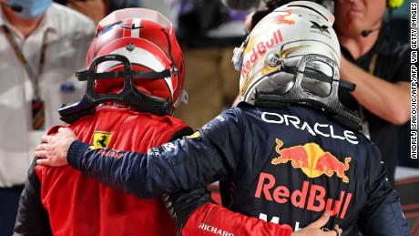 Verstappen et Leclerc s'embrassent après le GP d'Arabie Saoudite.