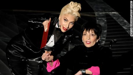 Lady Gaga, a la izquierda, y Liza Minnelli hablan en el escenario de los premios anuales de la Academia.  ¡Un final dulce para un espectáculo salvaje!