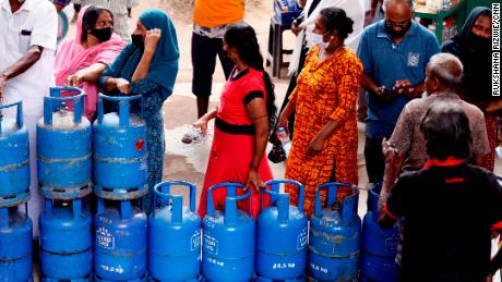 Жители Шри-Ланки проводят большую часть своего дня в очередях за топливом и газом, поскольку экономический кризис в стране ухудшается.  