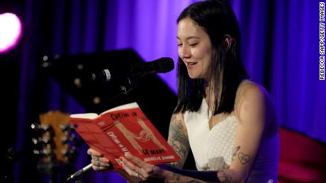 Michelle Zauner, vocalista do Japanese Breakfast, lê seu livro no mês passado em Los Angeles. 