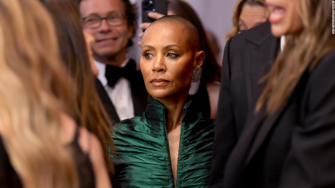 Jada Pinkett Smith parle d’aimer sa tête chauve quelques jours avant les Oscars