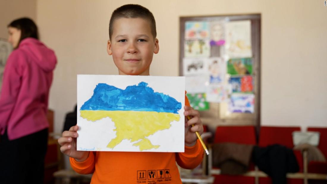 Ukrainian children create postcards for troops on the frontlines – CNN Video
