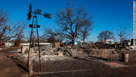 Mentre la siccità si spinge verso est, incendi sempre più intensi si stanno scatenando in nuove aree
