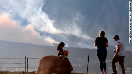 Samedi, les gens regardent le NCAR Fire près de Boulder brûler dans les contreforts au sud du National Center for Atmospheric Research.