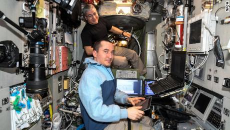 Астронавт НАСА Марк Ванде Хи (на заднем плане) и астронавт Роскосмоса Питер Дубров отправляются на космическую станцию ​​в апреле 2021 года.
