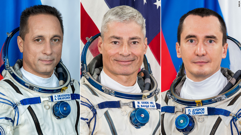 从左到右：俄罗斯宇航员安东·什卡普列罗夫、美国宇航局宇航员马克·范德·黑和俄罗斯宇航员彼得·杜布罗夫。