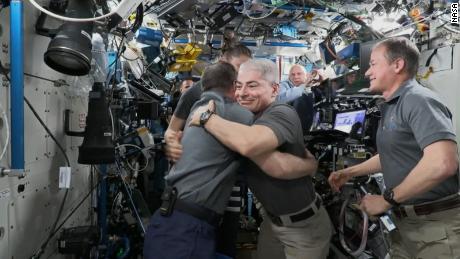 Российский космонавт Антон Шкаплеров и астронавт НАСА Марк Ванде Хай обнимаются во время церемонии смены руководства.