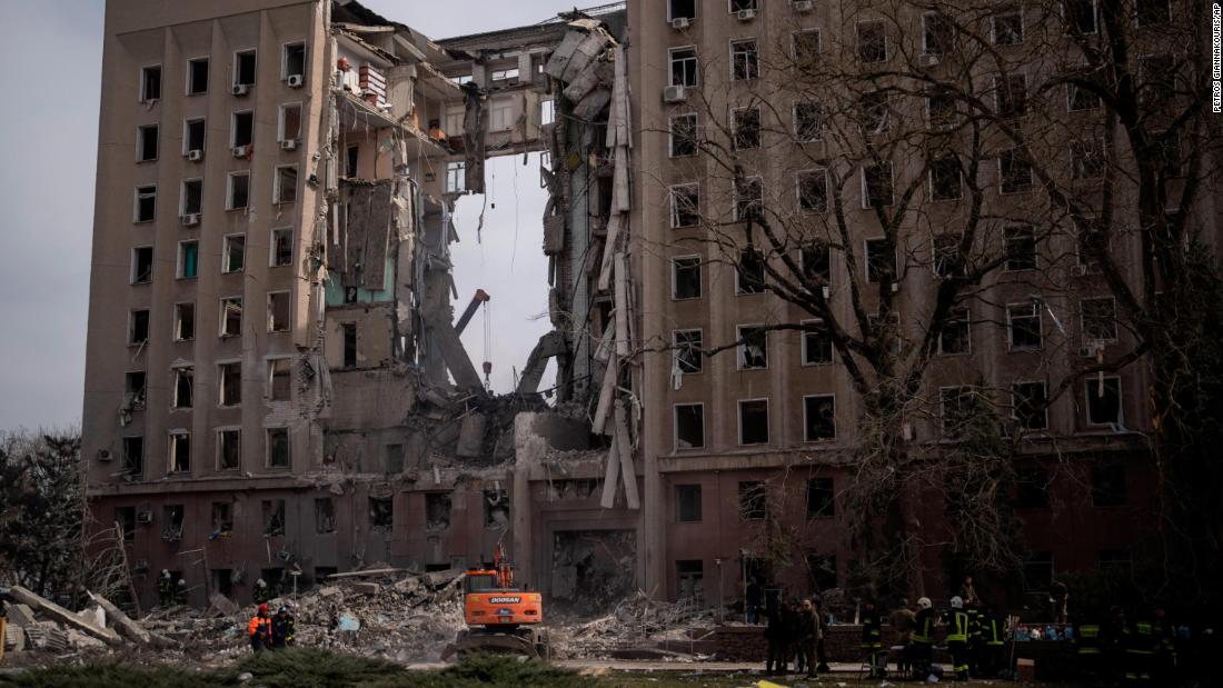 Russland marschiert in der Ukraine ein, Filmmaterial bestätigt Explosionen in Mariupol