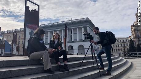 Vasylenko habla con Amanpour en la plaza Maidan de Kiev.