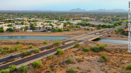 La grave siccità e il taglio obbligatorio dell'acqua stanno mettendo le comunità l'una contro l'altra in Arizona