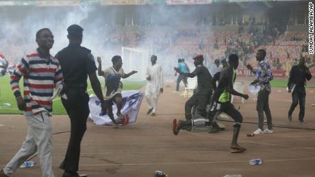 Los fanáticos se precipitan al campo cuando Ghana gana su lugar en la Copa del Mundo contra Nigeria