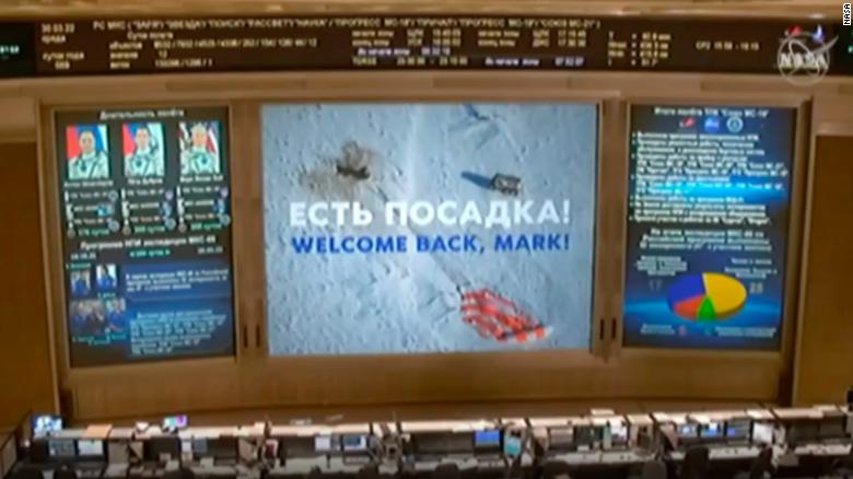 俄罗斯任务控制中心为 Mark Vande Hei 展示了欢迎信息。
