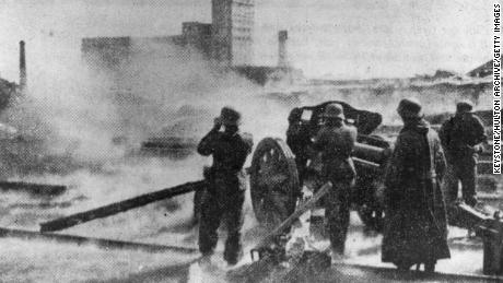 German artillery in the streets of Stalingrad in 1942, shelling a factory that was reportedly used by Soviets as a base for counter-attacks. 