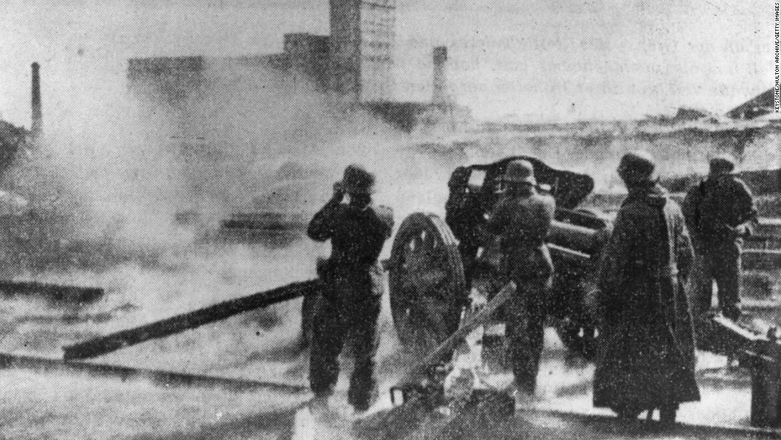 German artillery in the streets of Stalingrad in 1942, shelling a factory that was reportedly used by Soviets as a base for counter-attacks. 