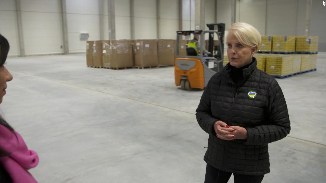 Ambassador Cindy McCain visits food distribution center at the Polish border – CNN Video