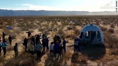 تطلق Blue Origin رابع رحلة فضاء بشرية لها يوم الخميس 31 مارس.  ومن هؤلاء مارتي ألين ، وشارون هيجل ، ومارك هيجل ، وجيم كيتشن ، وغاري لوي ، والدكتور جورج نالت.