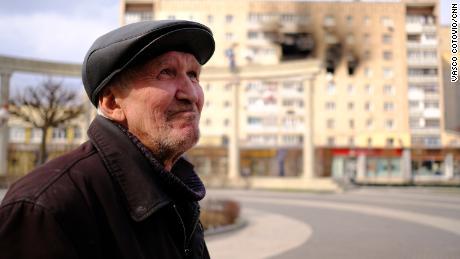 Ivan Boyko, 66, sagt, er musste in einen Luftschutzkeller ziehen, weil er nicht sicher ist, ob er zu Hause bleiben kann.