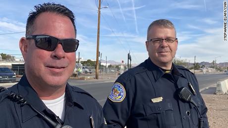 2 policías de Nevada ayudan a rescatar de las calles a una mujer de 75 años y la reúnen con su familia