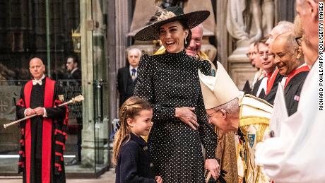La duquesa de Cambridge reacciona cuando presenta a su hija, la princesa Charlotte, al arzobispo de Canterbury antes del servicio.