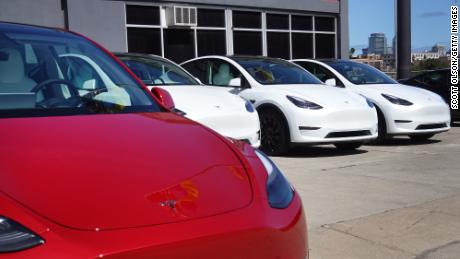 Les voitures Tesla sont installées dans un terrain de concession le 28 mars 2022 à Chicago, dans l'Illinois. 