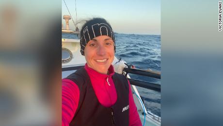 Victoria Evans rompe el récord mundial de remar solista femenino más rápido a través del Océano Atlántico