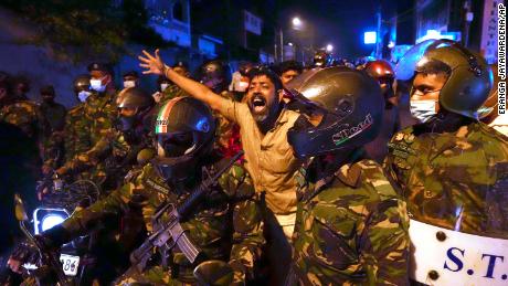 کولمبو، سری لنکا میں 31 مارچ کو صدر کی نجی رہائش گاہ کے باہر ایک مظاہرین۔
