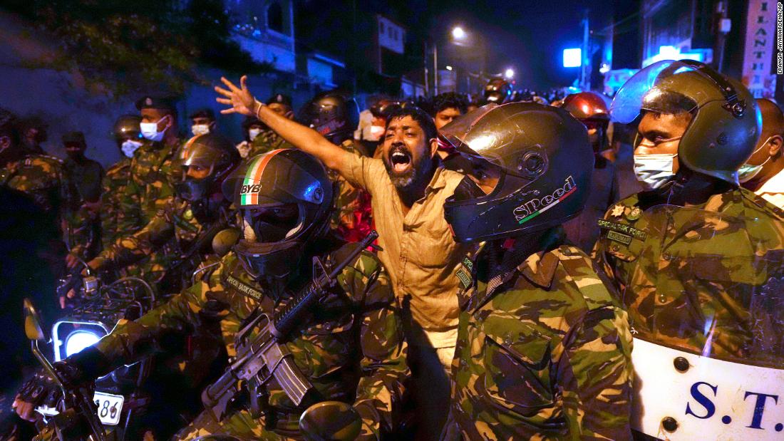 Le président sri-lankais déclare l’état d’urgence après de violentes manifestations contre la crise économique