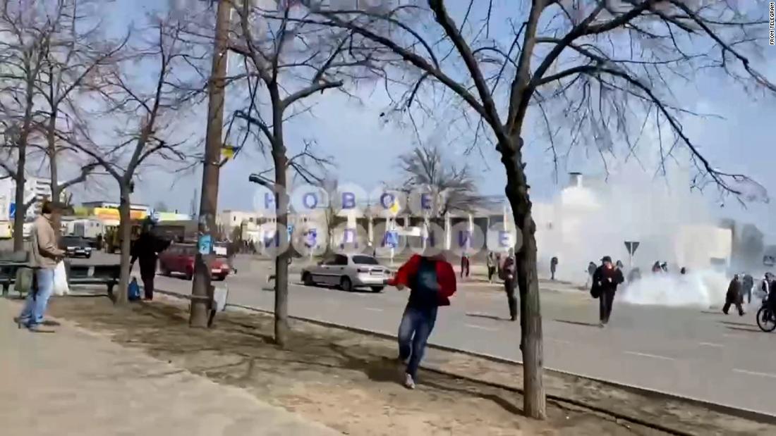 Ukraine: Gunfire and explosions disperse protesters in Russian-held town – CNN Video