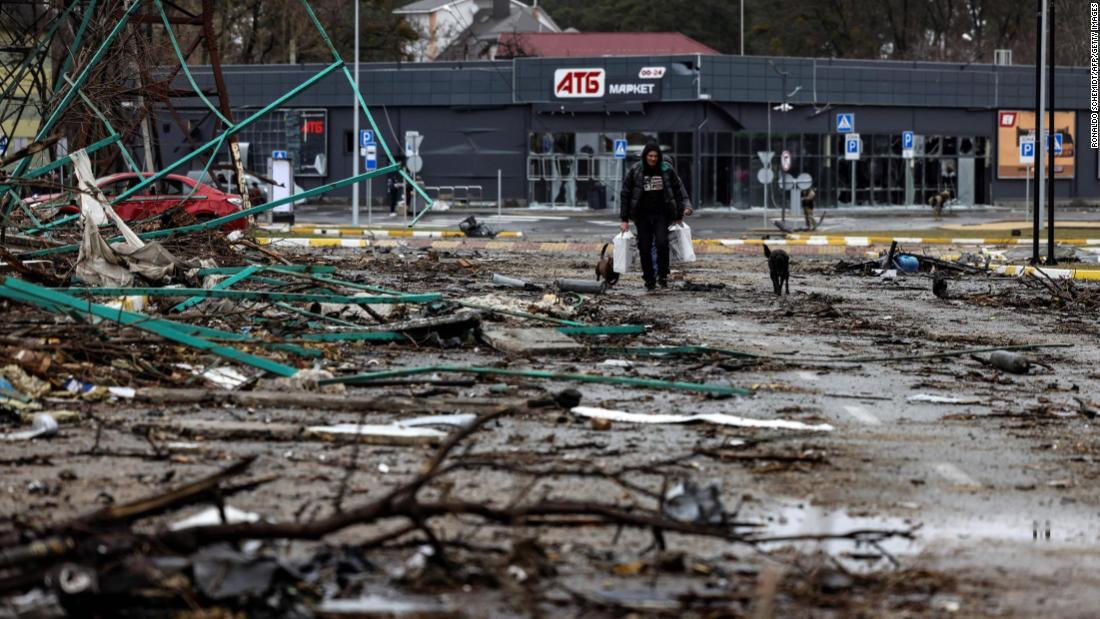 Bucha: Leichen verunreinigen die Straße in einem Vorort von Kiew, während die Ukraine Russland Kriegsverbrechen vorwirft