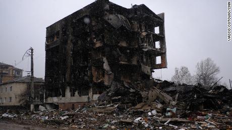 Beberapa gedung apartemen dihancurkan di kota Portyanga, barat laut Kiev.