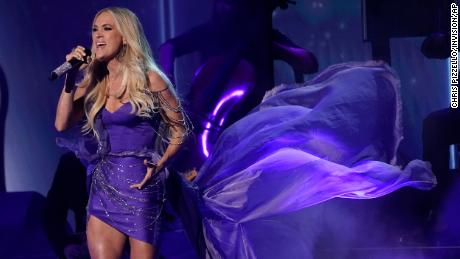 Carrie Underwood joue "Histoire de fantômes" lors de la 64e cérémonie annuelle des Grammy Awards le 3 avril à Las Vegas. 