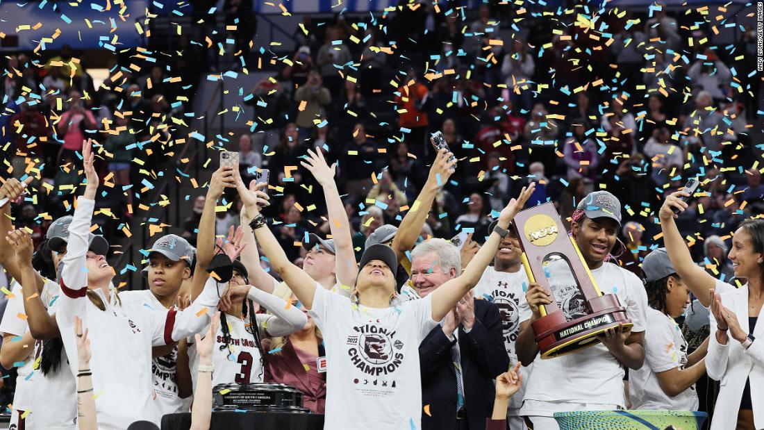 South Carolina head coach Dawn Staley, center, celebrates with her team as Boston lifts the trophy.